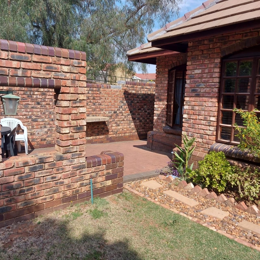 To Let 2 Bedroom Property for Rent in Langenhovenpark Free State